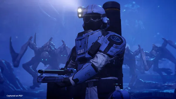 Captura oficial de Steam con un primer plano de la armadura corporal de un Helldiver bajo luz azul